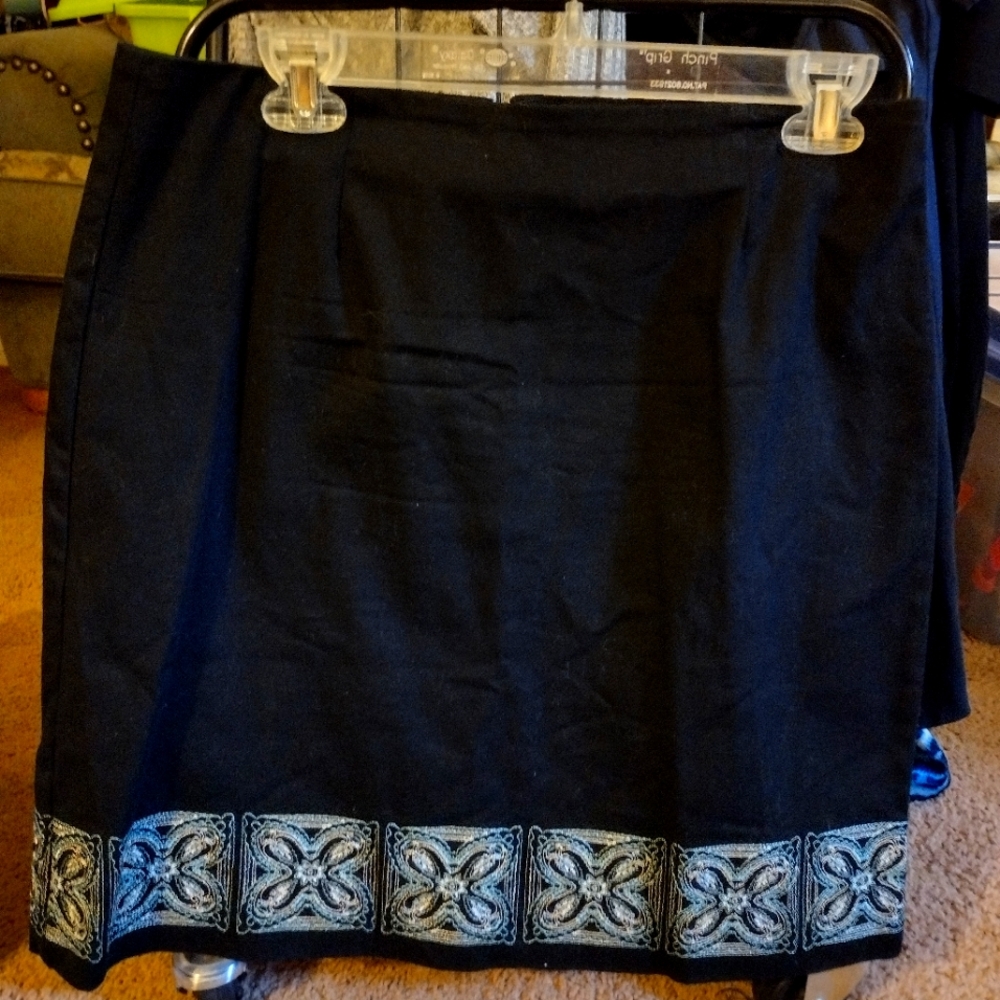 #24 Geoffrey Beene Sport sz10 Black pencil skirt with flower design on bottom